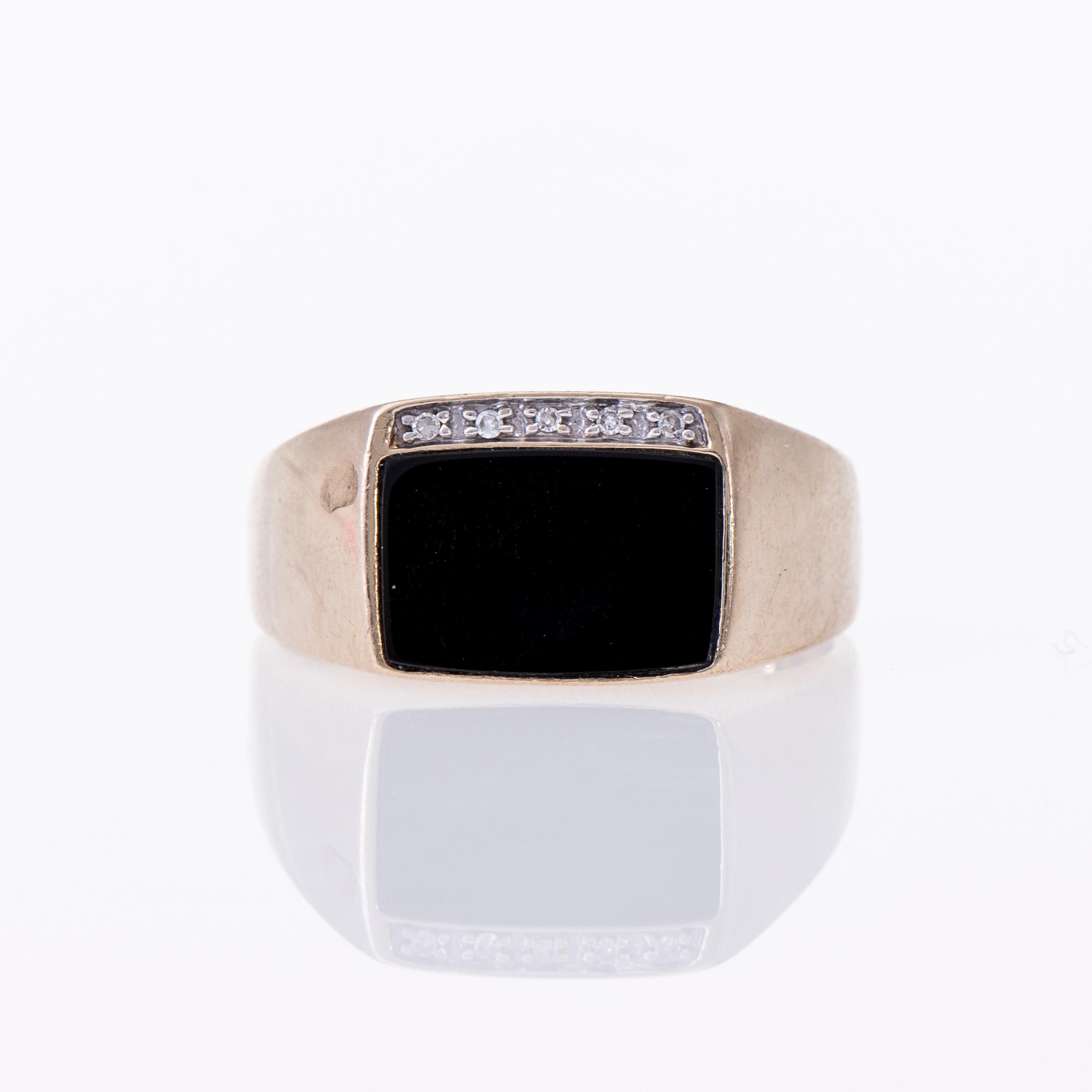 RING, 14K guld, 8/8-slipade diamanter, svart akryl. Kultasydän. Vikt ca 3,7 g.