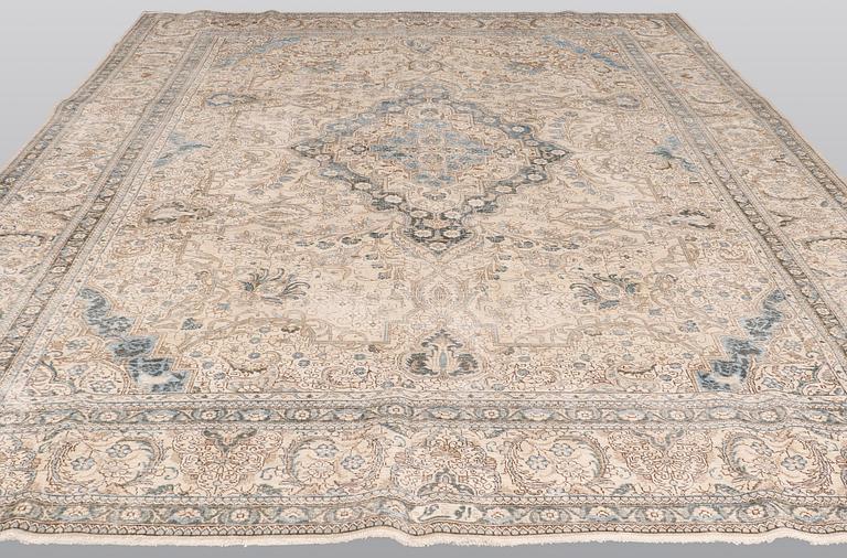 A carpet, Oriental, ca 430 x 324 cm.