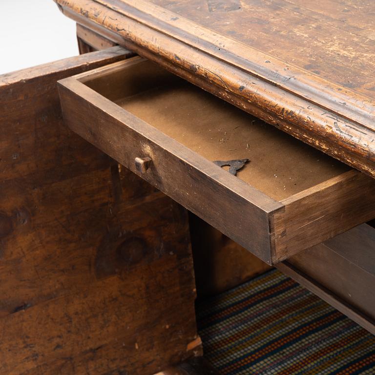 Cassone/sideboard, 1900-tal med äldre delar.