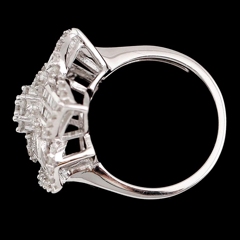 COCKTAILRING, 18 k vitguld, briljant- och baguettslipade diamanter tot 1.04 ct. Vikt 7,8 g.