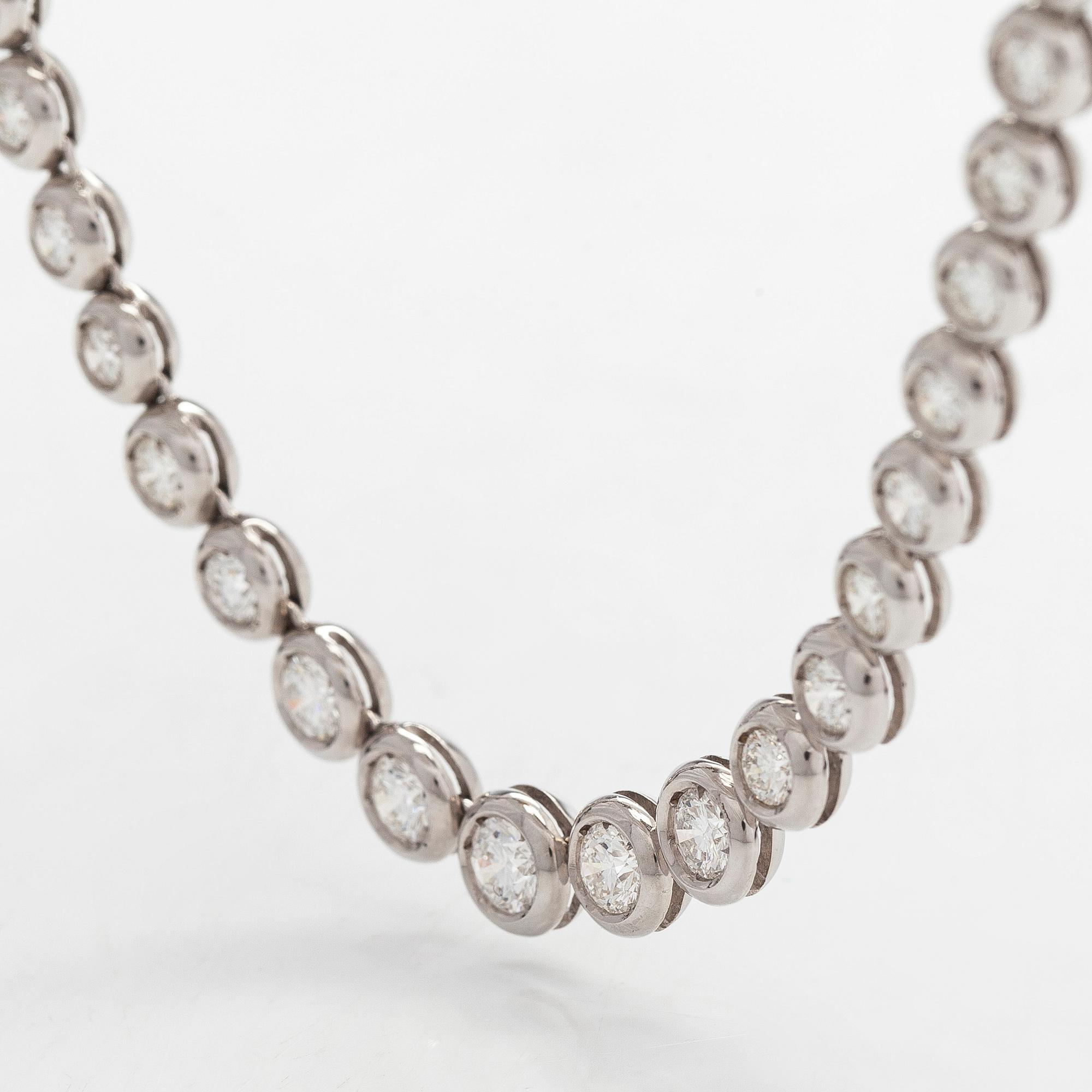Collier, rivieré i 18K vitguld med runda briljantslipade diamanter.