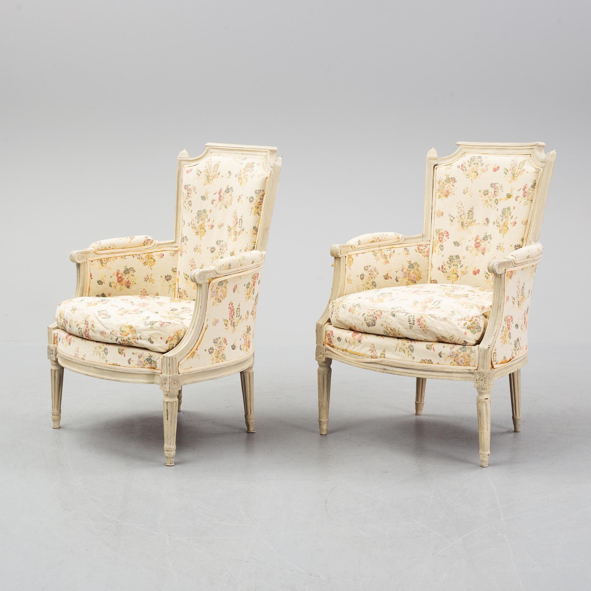 Fåtöljer, två stycken snarlika, Directoire-stil, 1700-talets slut samt 1800-tal, Frankrike.