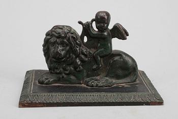 BREVPRESSAR/SKULPTURER, 3 st, gjutjärn, vitmetall, glas, 1800/1900-tal.