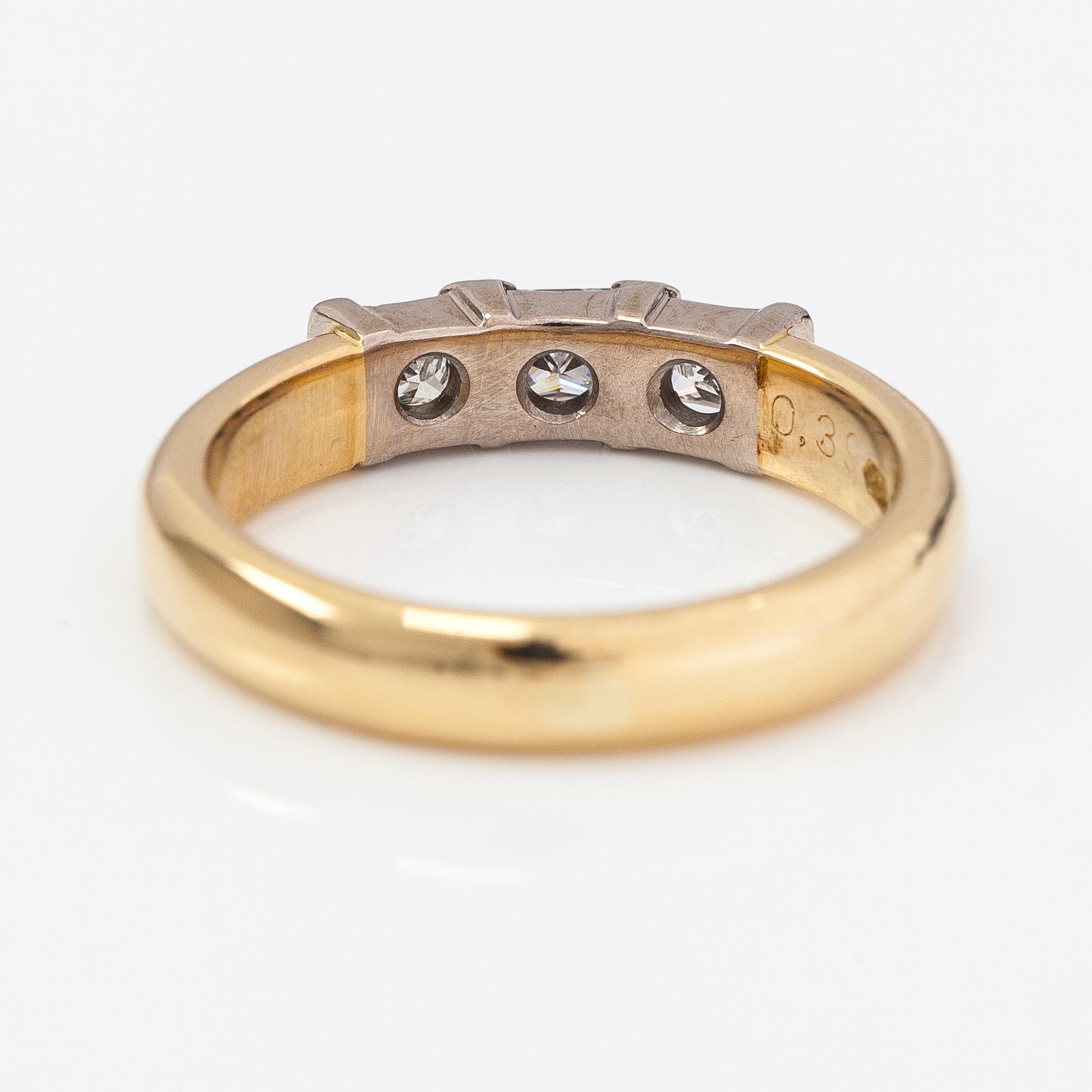 Sormus, 18K kultaa, princesshiottuja timantteja n. 0.39 ct yht. Kultakeskus, Tampere 2007.