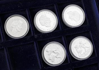 MINNESMYNT, 20 st, silver, bl a 2 krona, "Minne af tjugufemårig regering 1872-1897". Tot vikt ca 442 g.