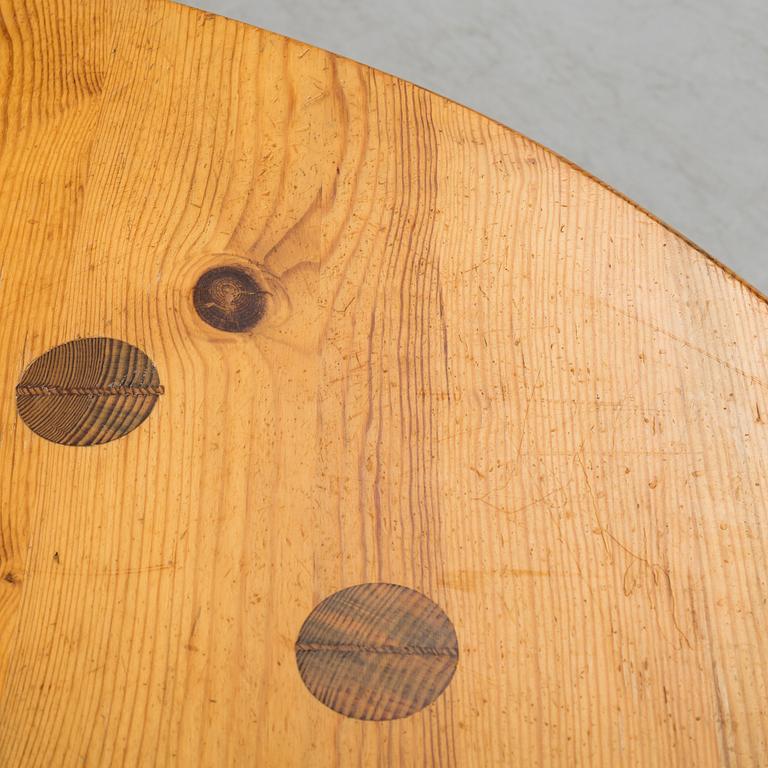 A pine dining table attributed to Roland Wilhelmsson. Second half of the 20th century.