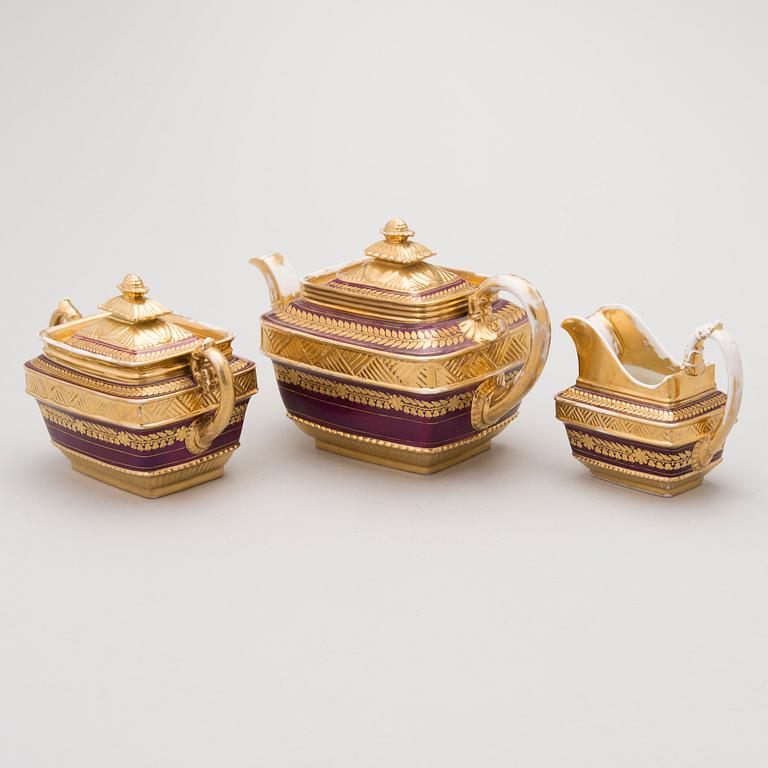 A RUSSIAN TEAPOT, SUGAR BOWL AND MILK JUG, porcelain, Gardner early 19th century.