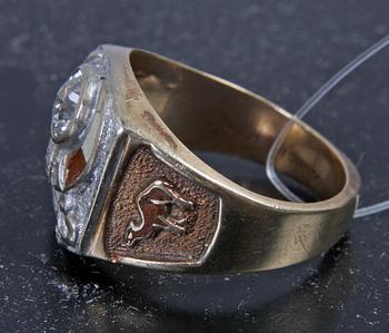 RING, vitt o rött guld 10-14 K, emalj o gammalslipad diamant ca 1,0 carat.