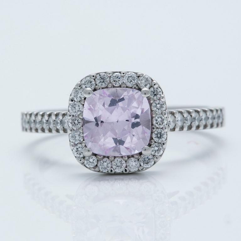 A ca 1.00 ct synthetic pink saphire ring with brilliant-cut diamonds ca 0.72 ct.