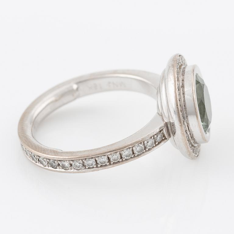 Ring, 18K white gold set with a round faceted green beryl and brilliant-cut diamonds.