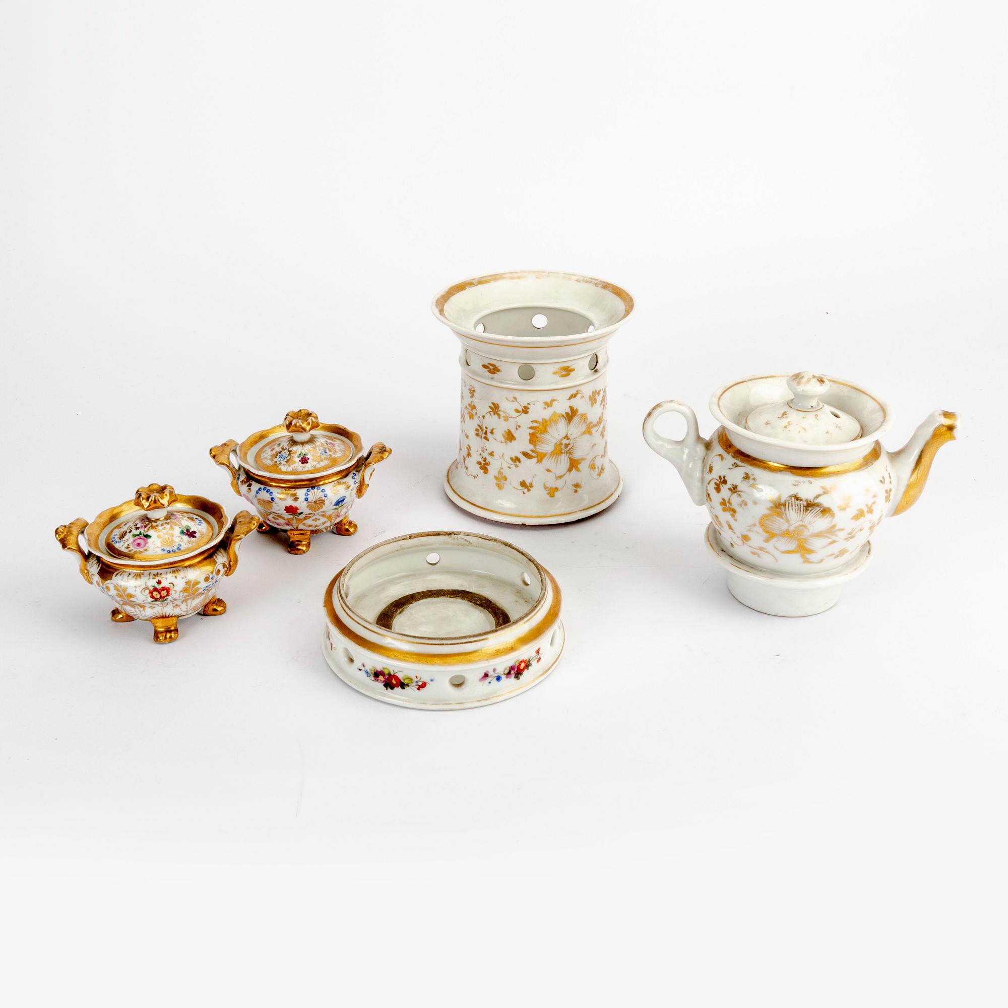 Tekanna med värmeställ samt  miniatyrterriner ett par 1800-talets mitt porslin.
