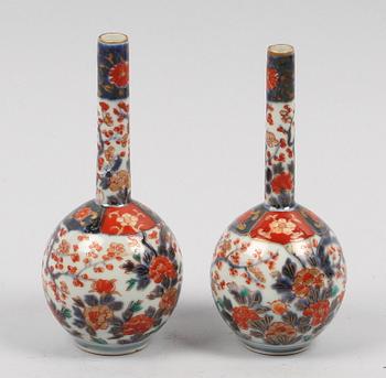 VASER, ett par. Porslin. Imari.