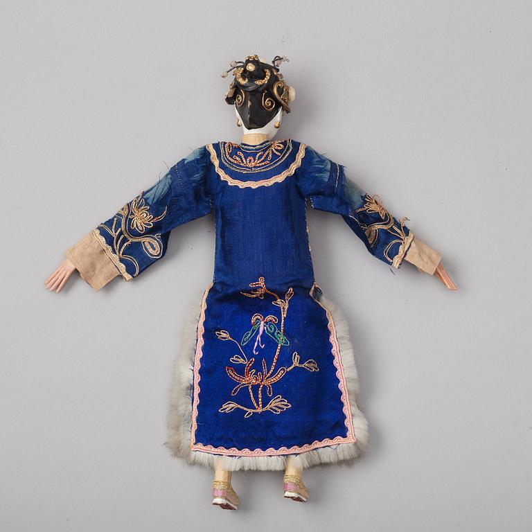 An elegant Chinese doll, clad in silk robes, Qing dynasty, 19th Century.