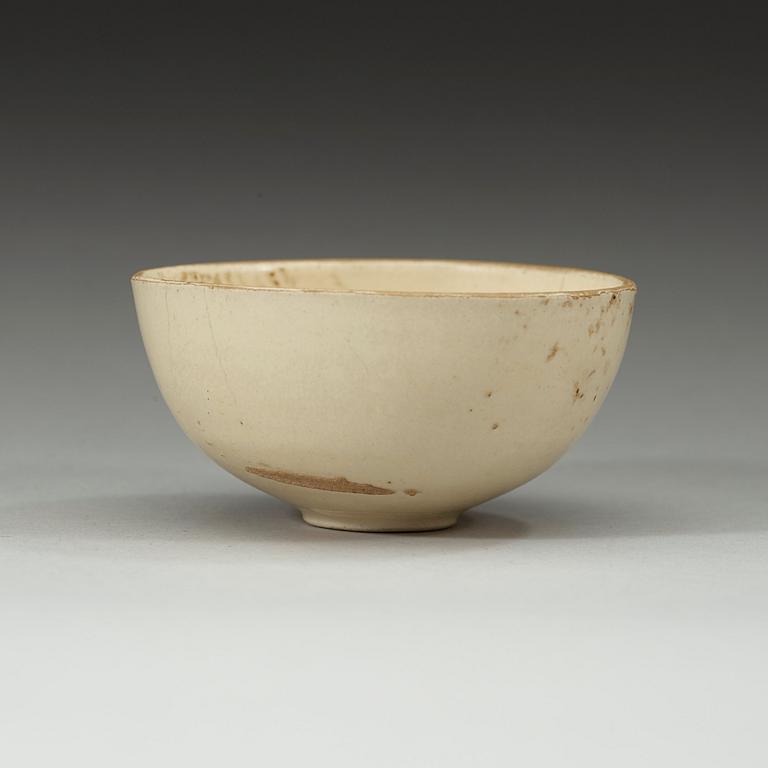 A white slip-covered and transparent glazed bowl, Song dynasty (960-1279).