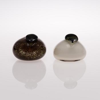 Two glass birds signed O. Toikka Nuutajärvi.