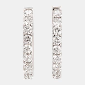 ÖRHÄNGEN, kreoler med briljantslipade diamanter.