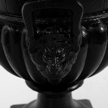 Garden urns, a pair, 20th century.