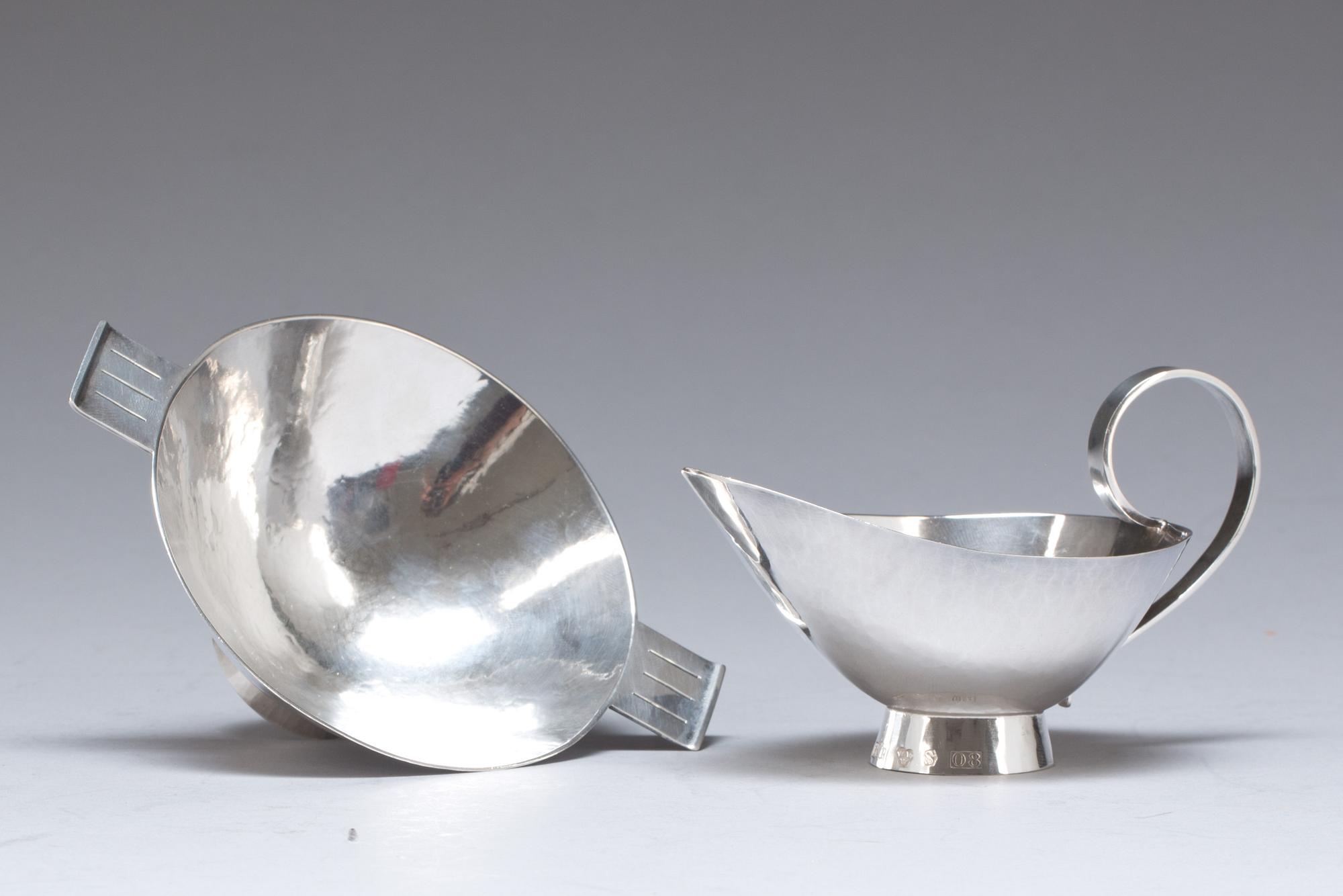 SOCKERSKÅL samt GRÄDDKANNA, silver, Silversmed Tore Kullander, Borås, 1940. Vikt 164 gram.