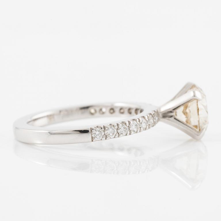 Ring, 18K vitguld med briljantslipad diamant.