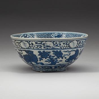 A large blue and white bowl, Ming dynasty, Wanli (1572-1620).