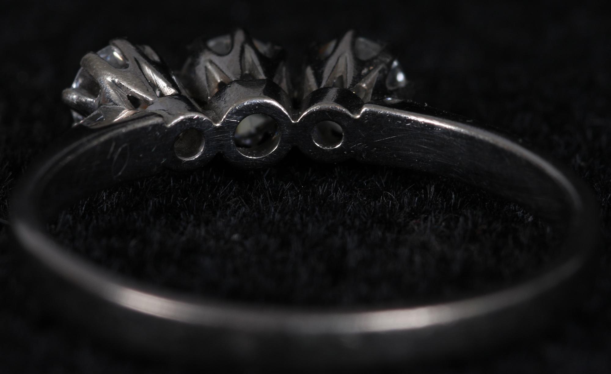 RING, vitguld samt 3 briljanter, Göteborg, 1974.