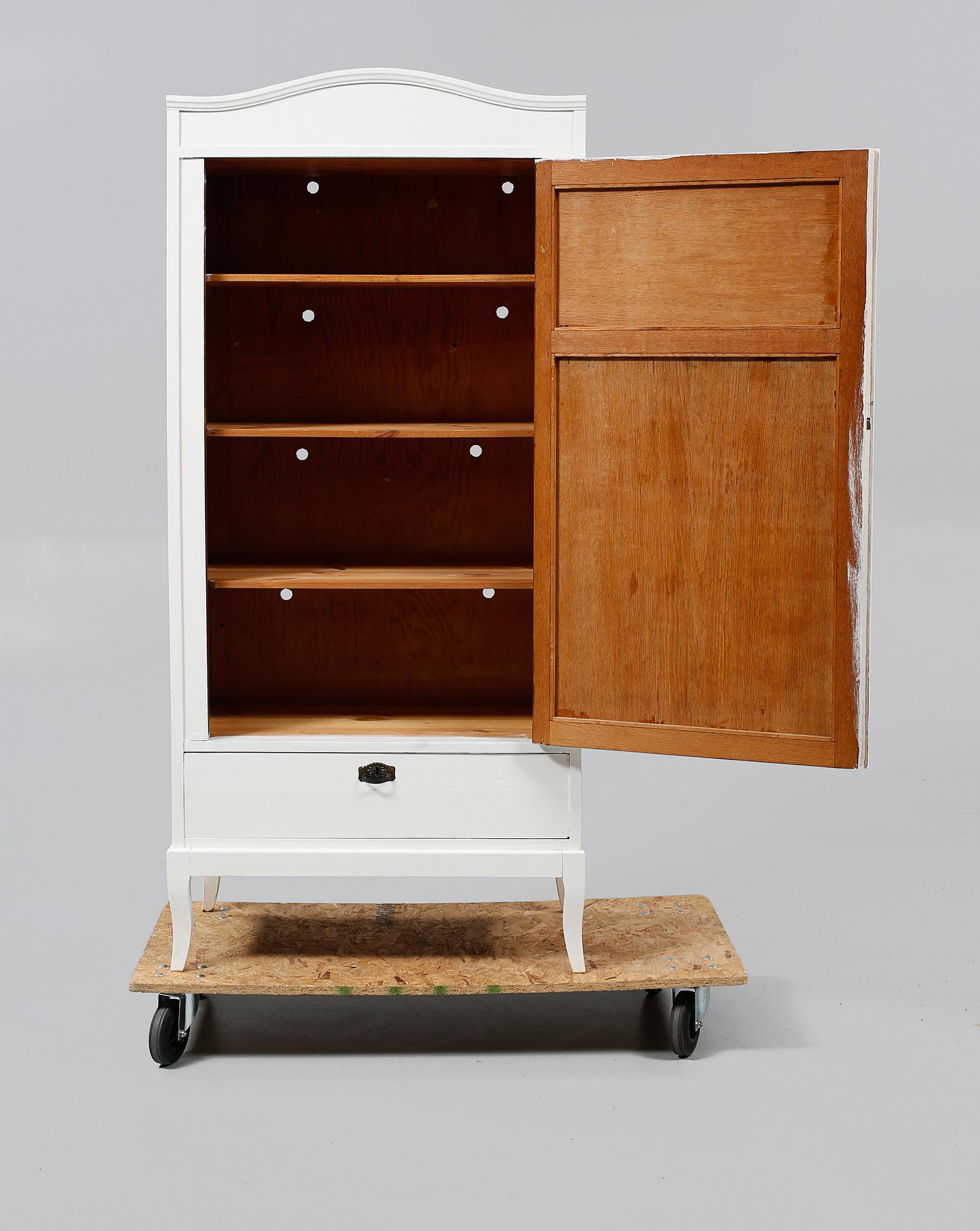 KLÄDSKÅP, 1900-talets början.