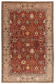 A semi-antique Tabriz carpet, ca 305 x 198,5 cm.