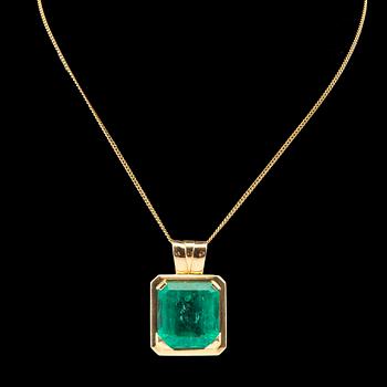 An 18K gold pendant set with an emerald-cut emerald, Schrittesser Gold & Silversmith Gothenburg.