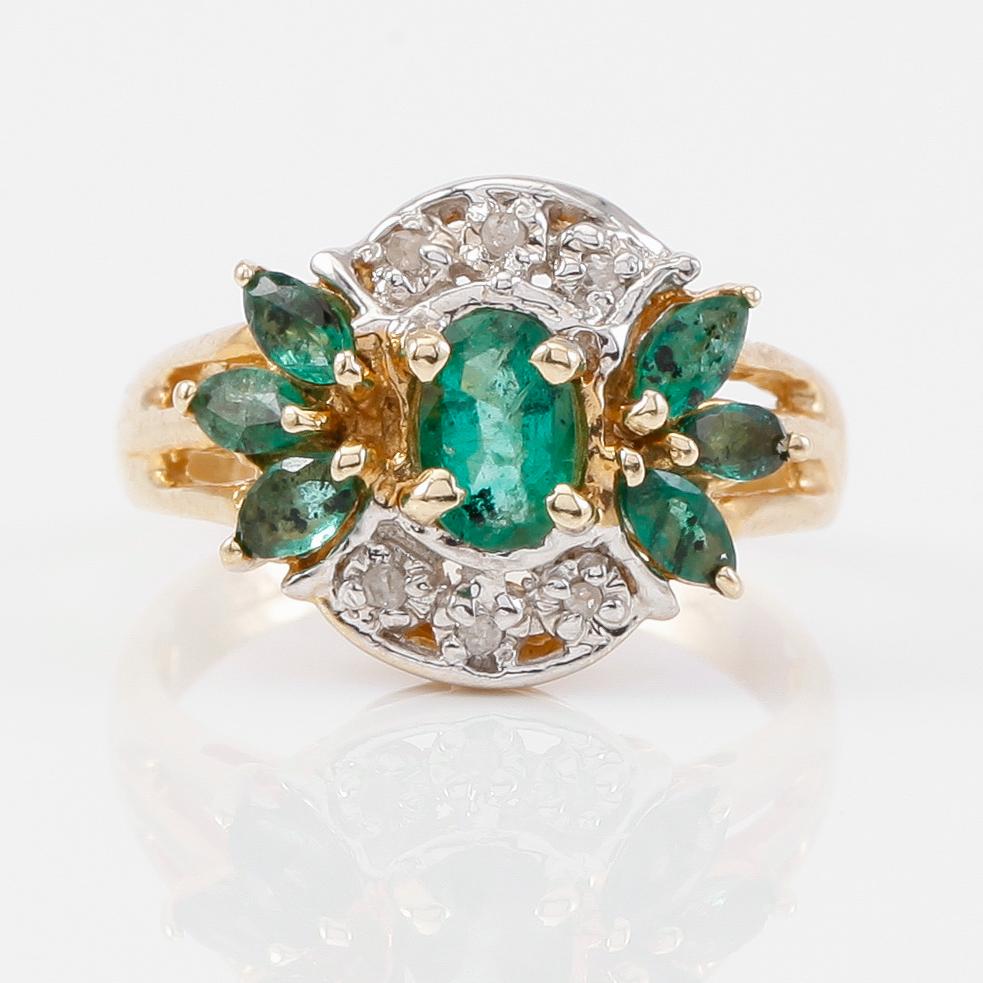 RING, 14K guld, smaragder tot ca 1.45 ct. och mindre diamanter.