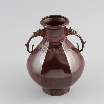 VAS, brons, Japan, 1900-talets första hälft, märkt undertill.