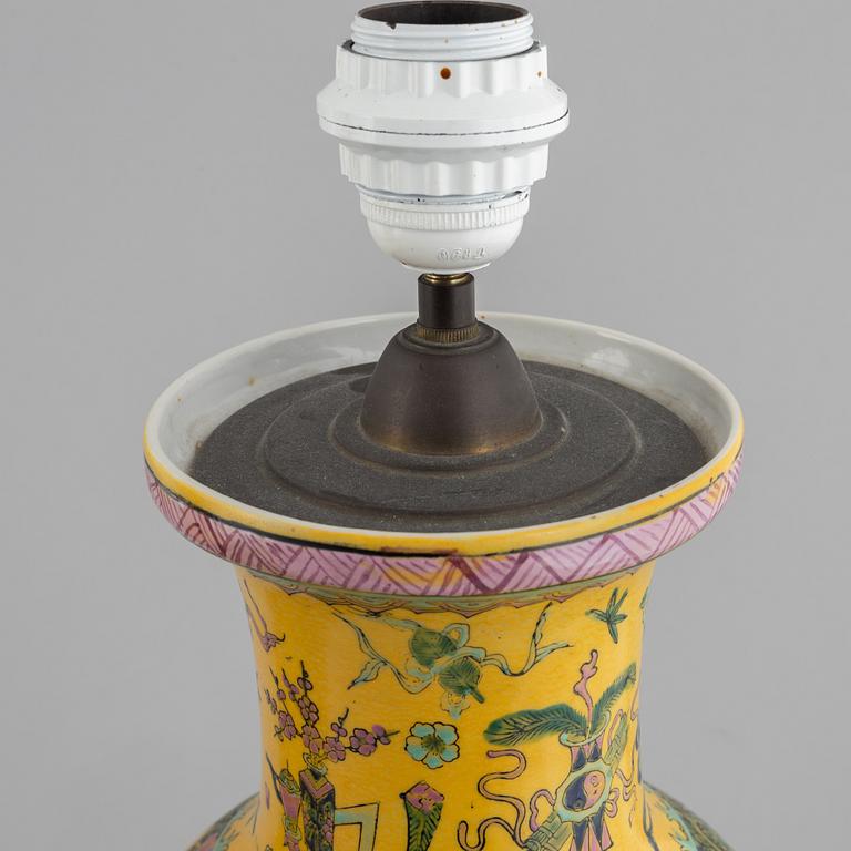 Bordslampor, ett par, Kina, 1900-talets andra hälft.