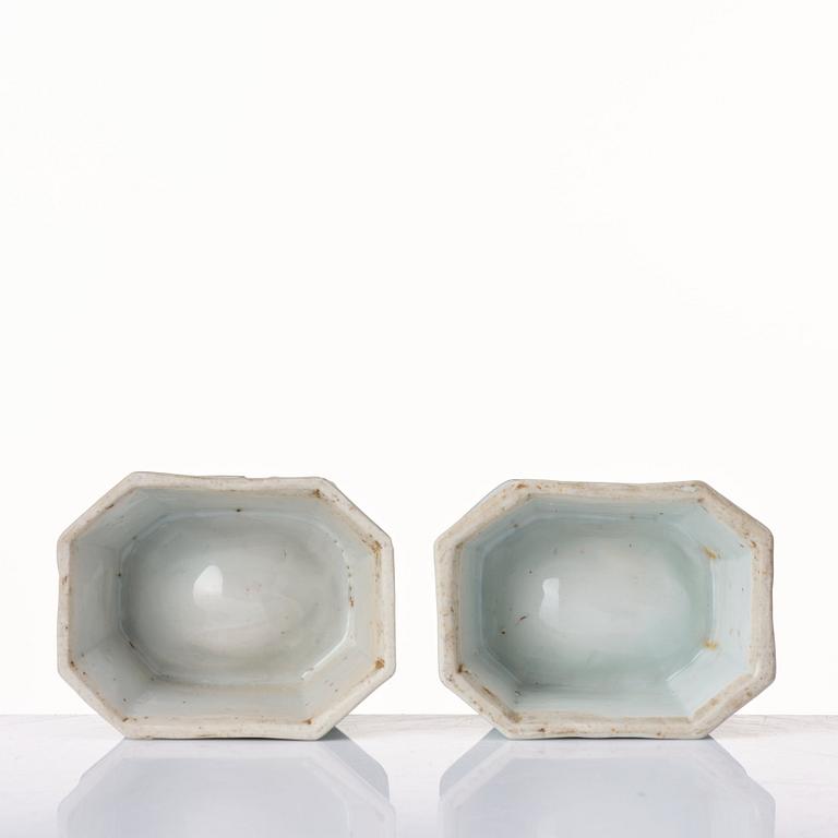 A pair of famille rose armorial salts, Qing dynasty, Qianlong (1736-95).