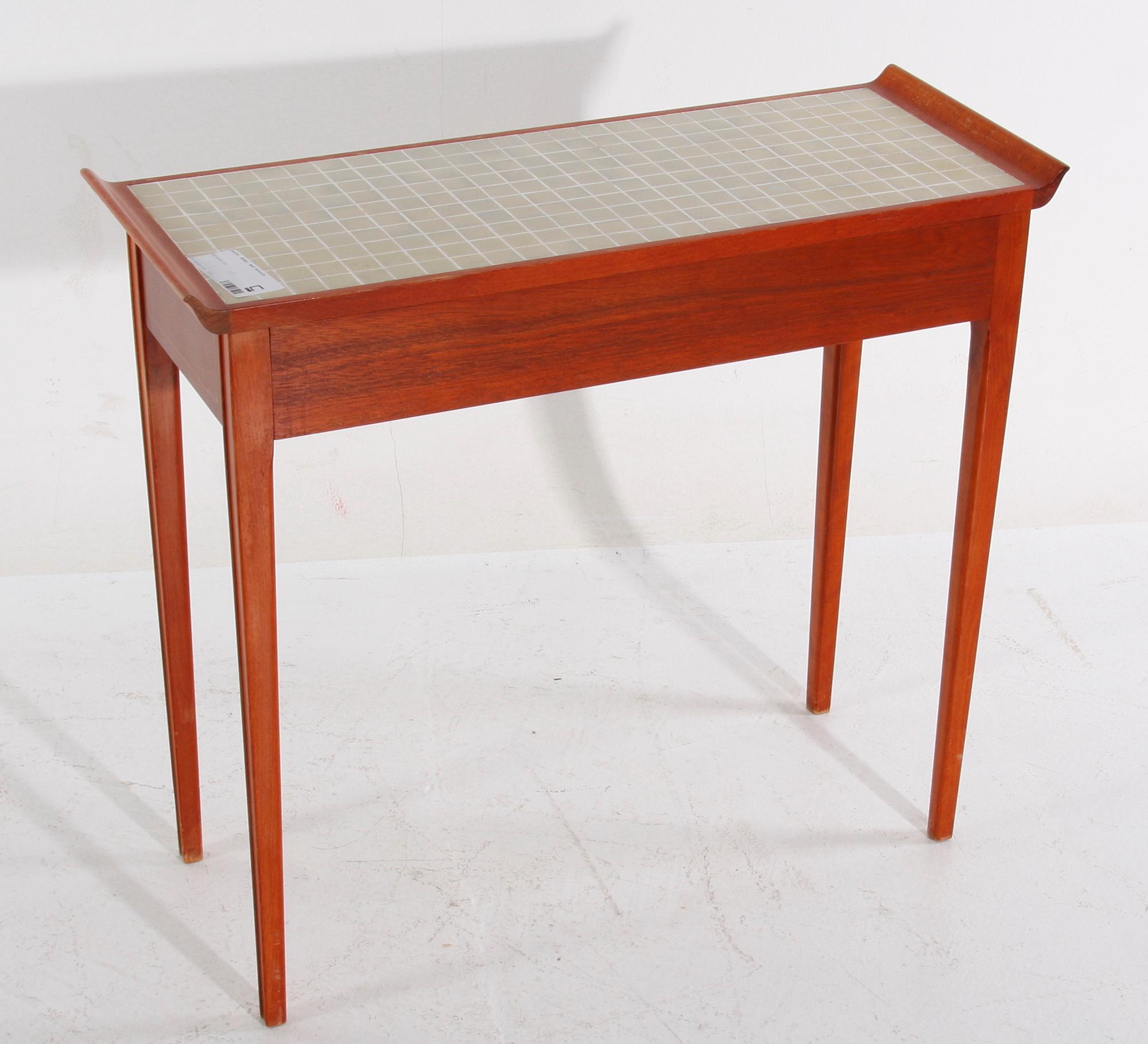 BORD, med mosaik.