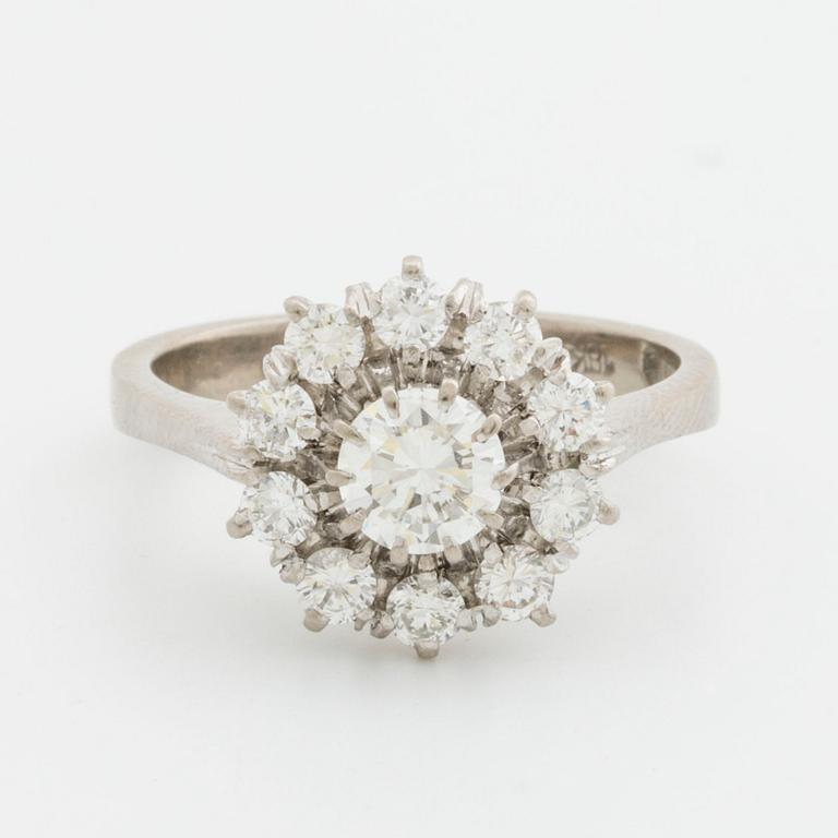 BRILJANTRING 18K vitguld m 1 briljant ca 0,55 ct TW VS, samt 10 mindre briljanter ca 0,70 ct TW SI.