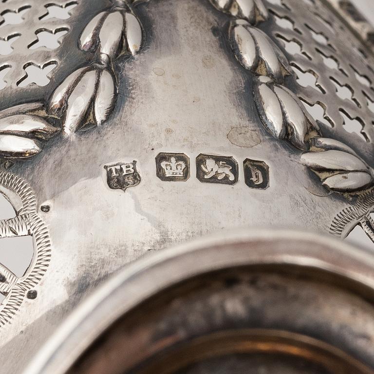 Two silver bowls and a sauce bowl, England and Sweden, 1900-1932.