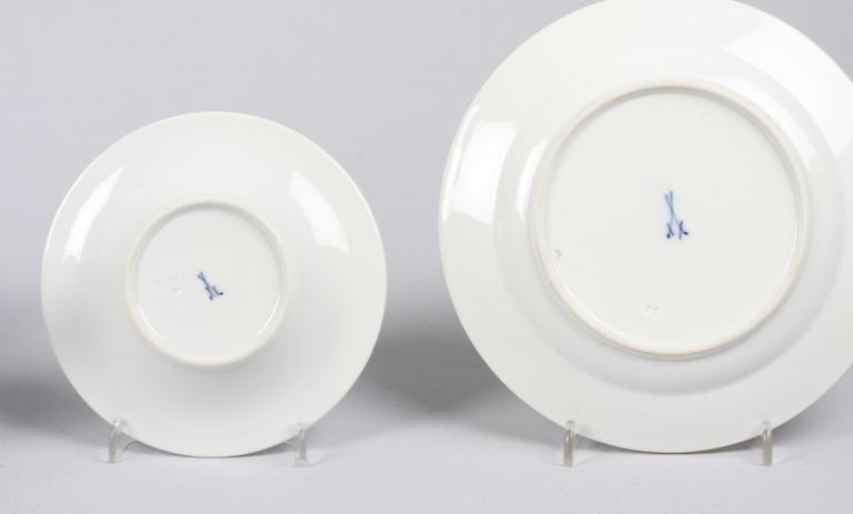 KOPPAR MED FAT, 7 ST SAMT ASSIETTER, 11 st, porslin, Meissen 1800-tal.