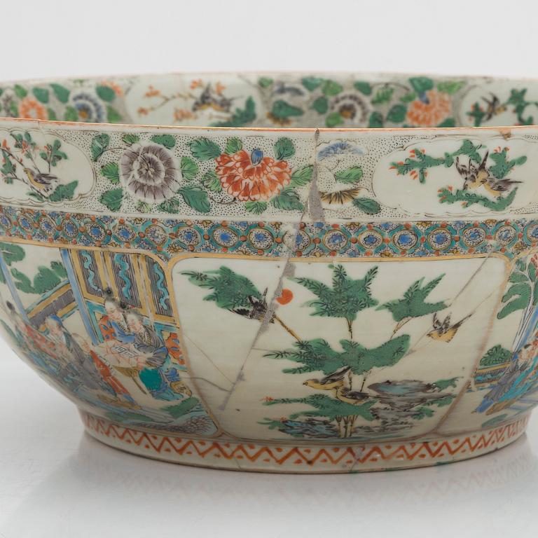 A large Chinese bowl, 19th century.