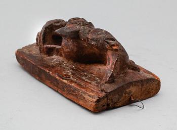 SKULPTURFRAGMENT, skuret trä, möjligen 1600-tal.