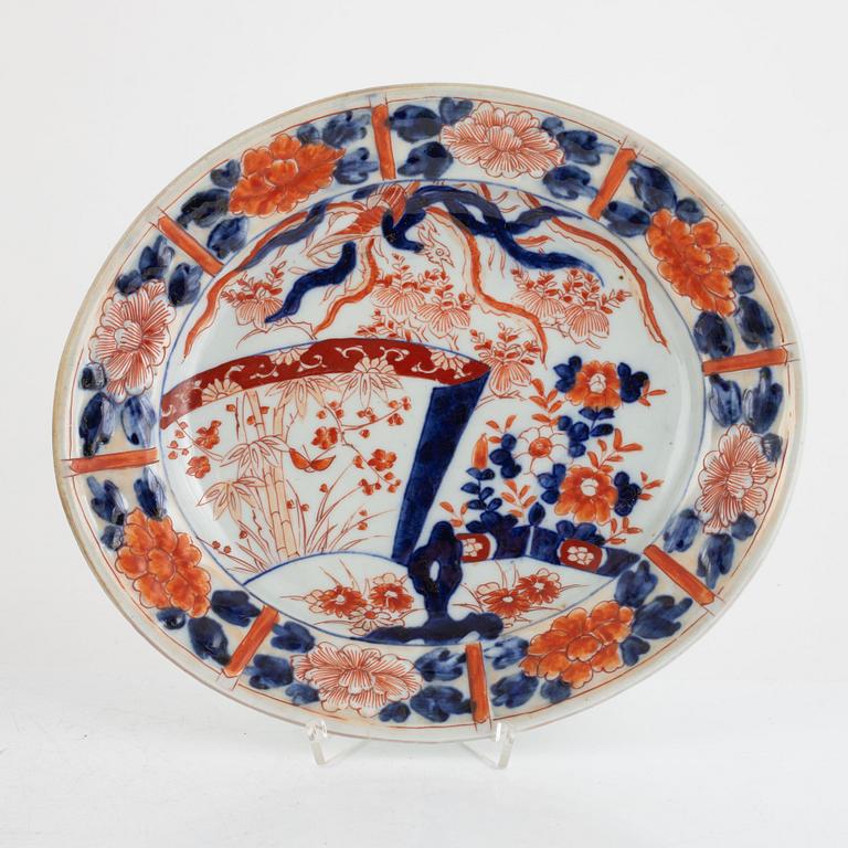 A group of two Japanese imari porcelain bowls and four dishes, Meiji period (1868-1912), part Kutani.