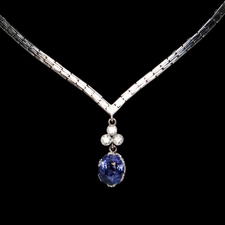 Necklace 18K whitegold with 1 purple-blue sapphire approx 6 ct  and 3 brilliant-cut diamonds approx 0,40 ct in total.