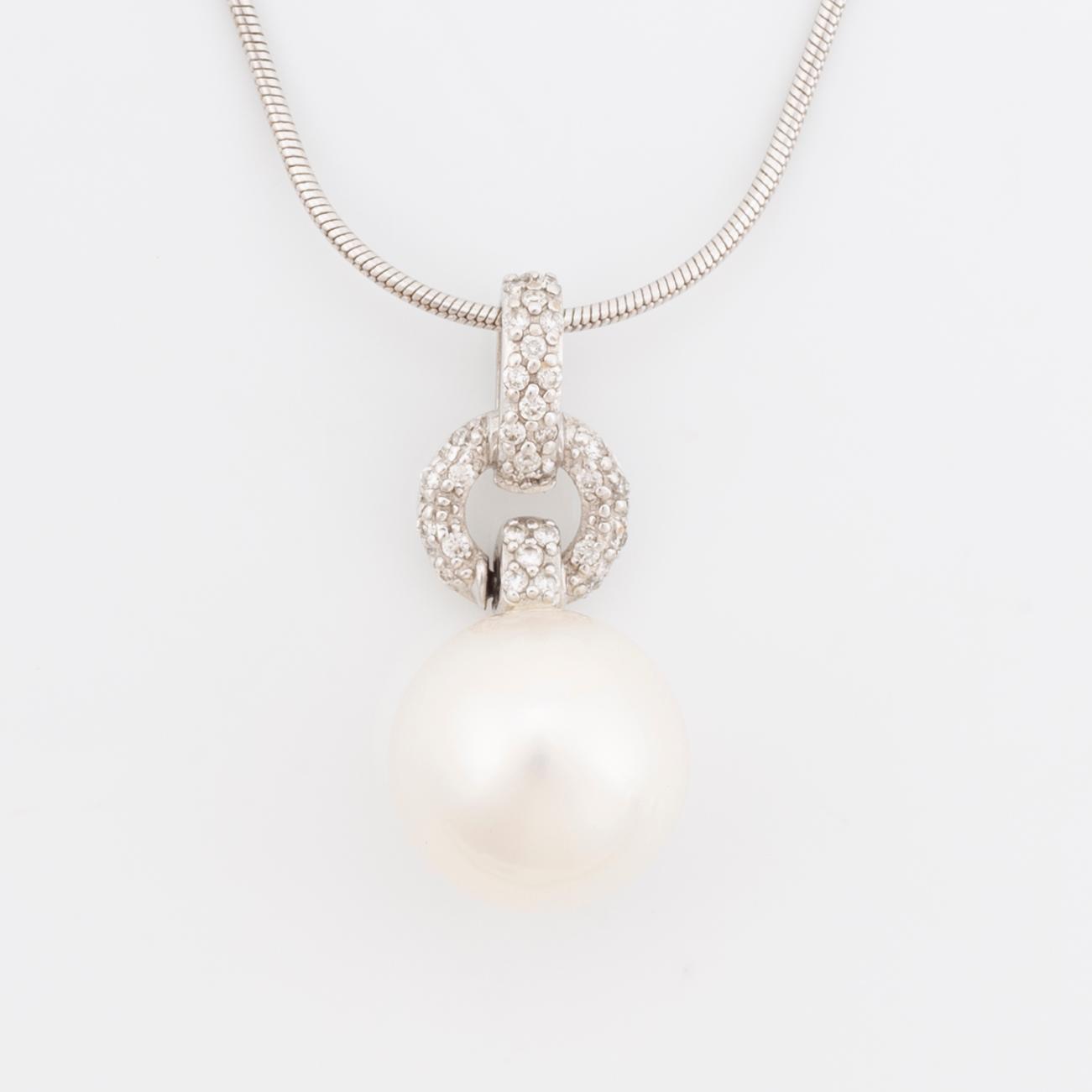 White gold, cultured pearl and brilliant cut diamond necklace, Golden Lady.