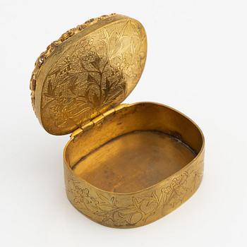 A gilded box with an 'endless knot' inlay, Qing dynasty, 19th century.