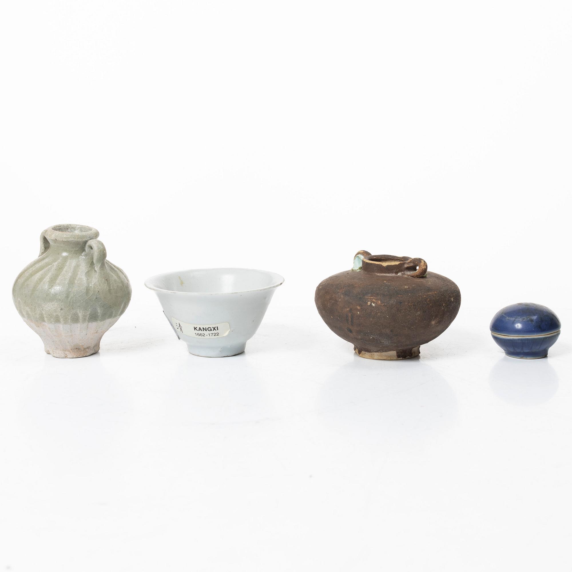 Four ceramic shipwrecked pieces, China, 15th century and 17th century.