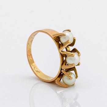 Elis Kauppi, ring 14K guld med 3 odlade pärlor ca 4 mm, Kupittaan Kulta 1967 Finland.