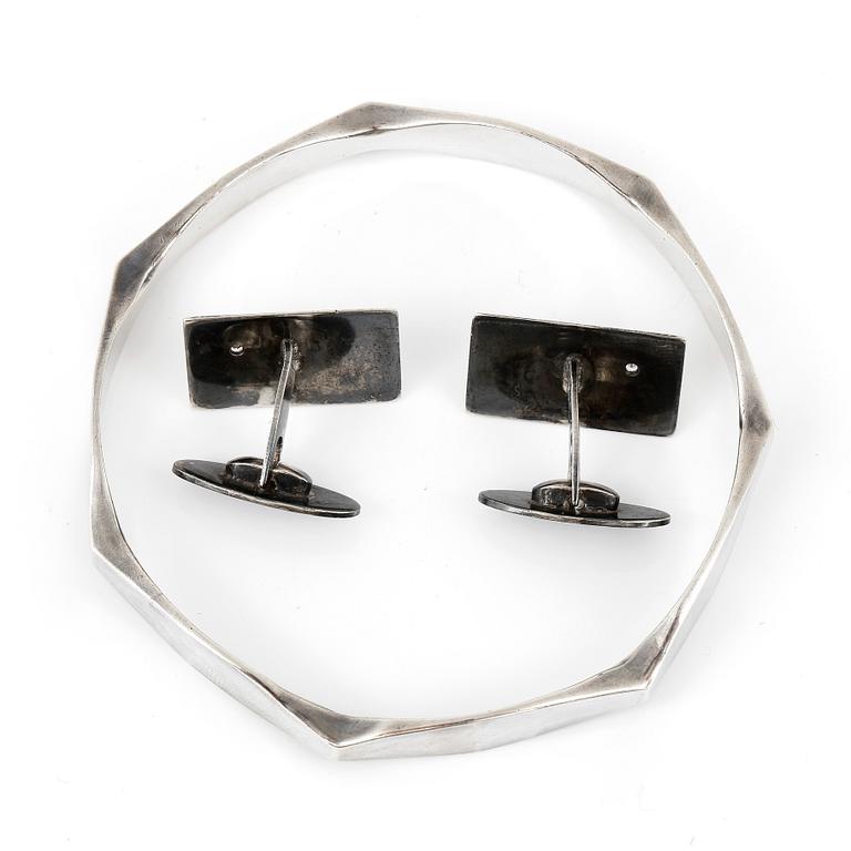 ARMRING samt MANSCHETTKNAPPAR, ett par, silver med vita pastestenar.
