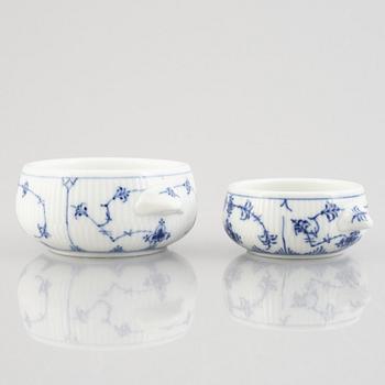 A group of three dishes and two bowls, 'Blue Fluted Plain'/'Musselmalet rifflet', Royal Copenhagen, 1898-1923 and later.