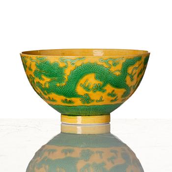 Skål, porslin. Qingdynastin, med Daoguangs sigillmärke och period (1820-1851).