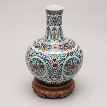 GOLVVAS, porslin, Kina 1900-talets början.
