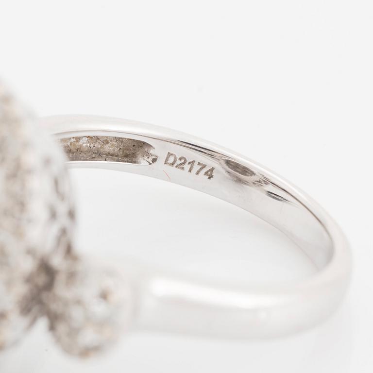 An 18K white gold ring set with round brilliant-cut diamonds.