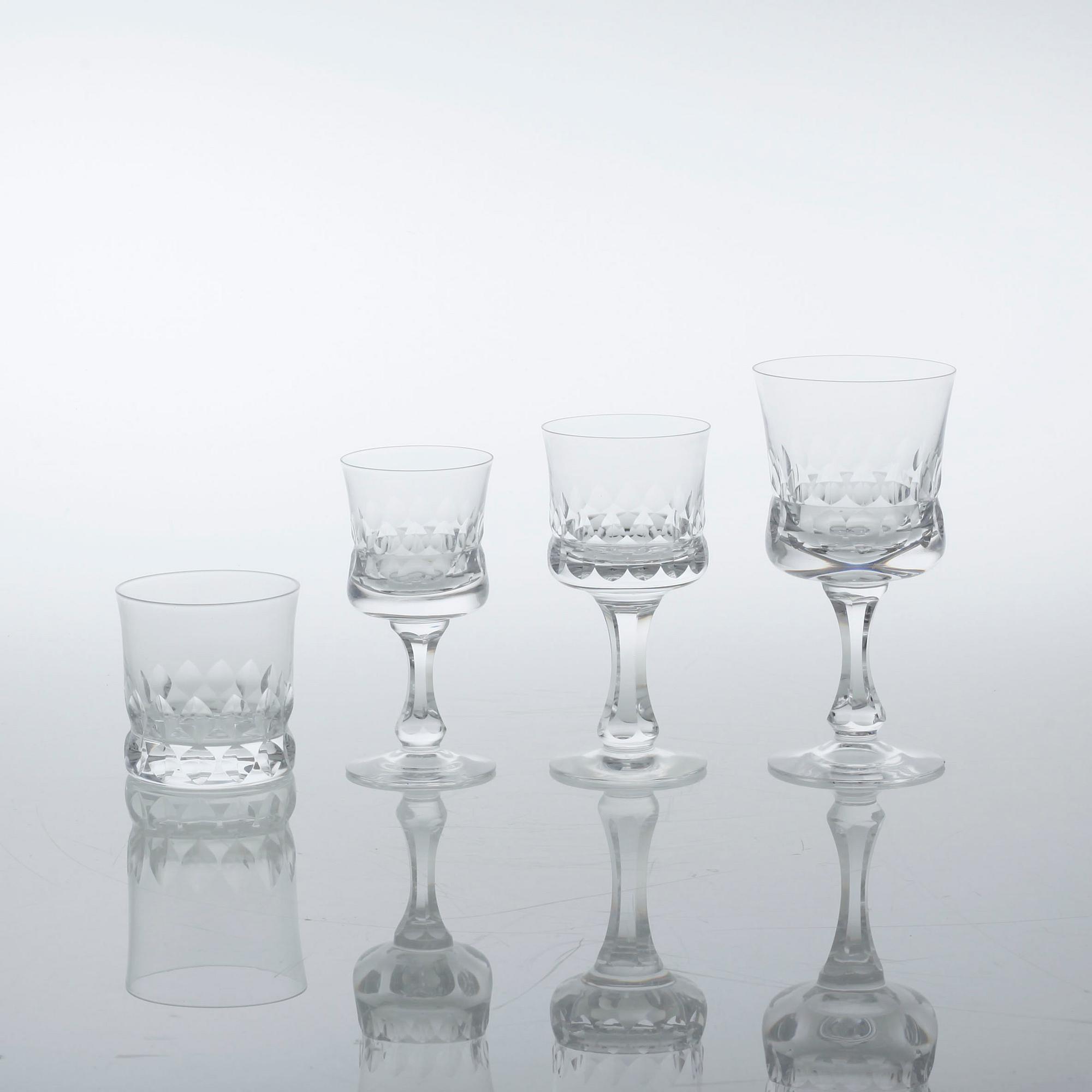 A glass tableware set of 22 pcs by Göran Wärff for Kosta, second half of the 20th century.